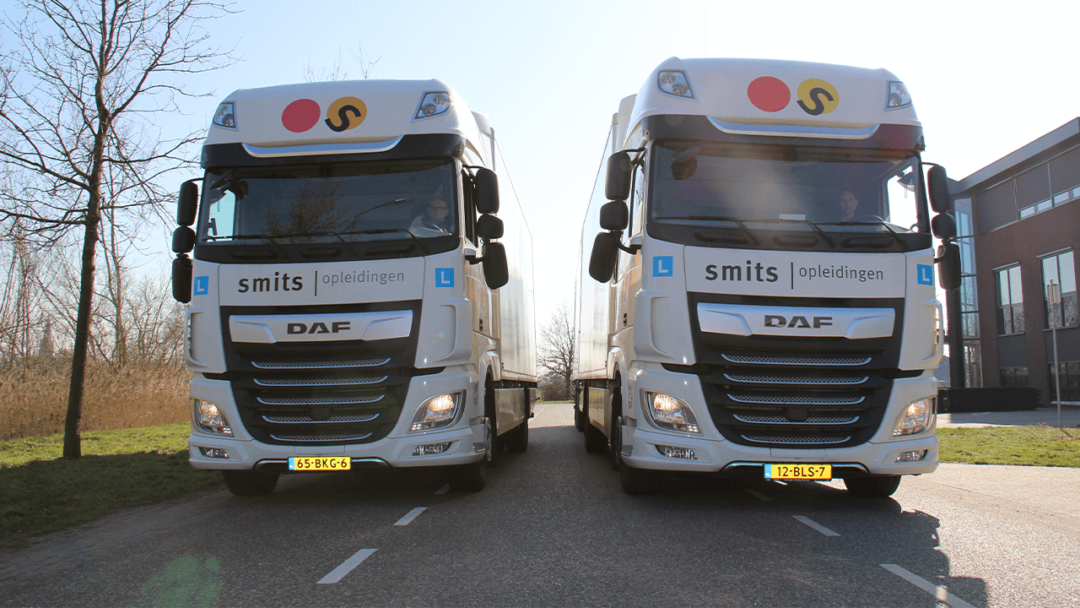 Twee vrachtwagens van Smits Opleidingen, ingezet voor de C rijbewijzen