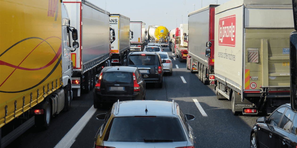 Vrachtwagens en auto's die vaststaan op de snelweg