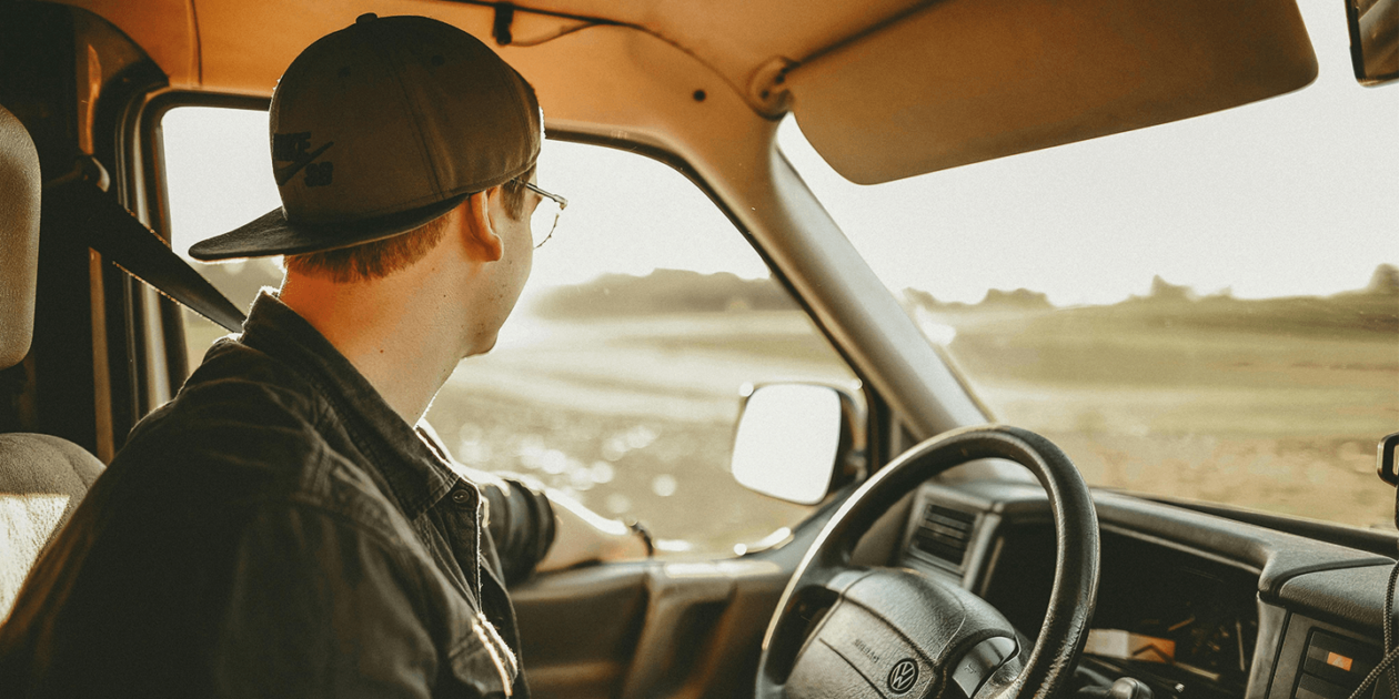 Chauffeur kijkend uit het raam